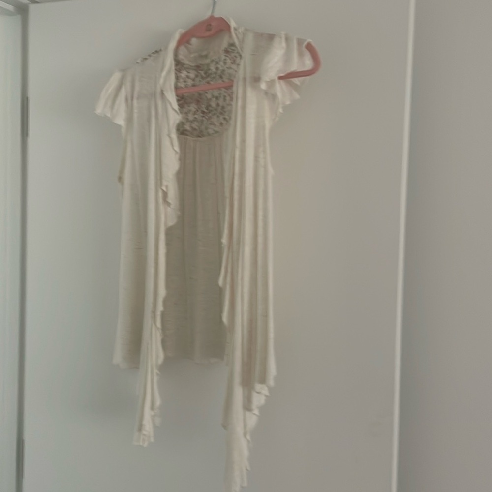 Threads size medium cover. 92% Rayon and 8 % linen